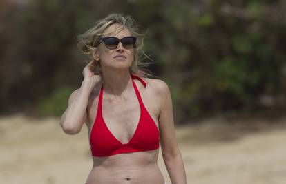 Sharon Stone (53) još izgleda seksi kad obuče crveni bikini