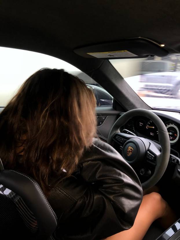 FOTO Ljubiteljica snažnih i brzih automobila osvaja mreže: Bikini spaja s konjskim snagama