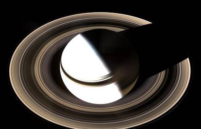 Saturnovi sateliti izgledaju kao leteći tanjuri