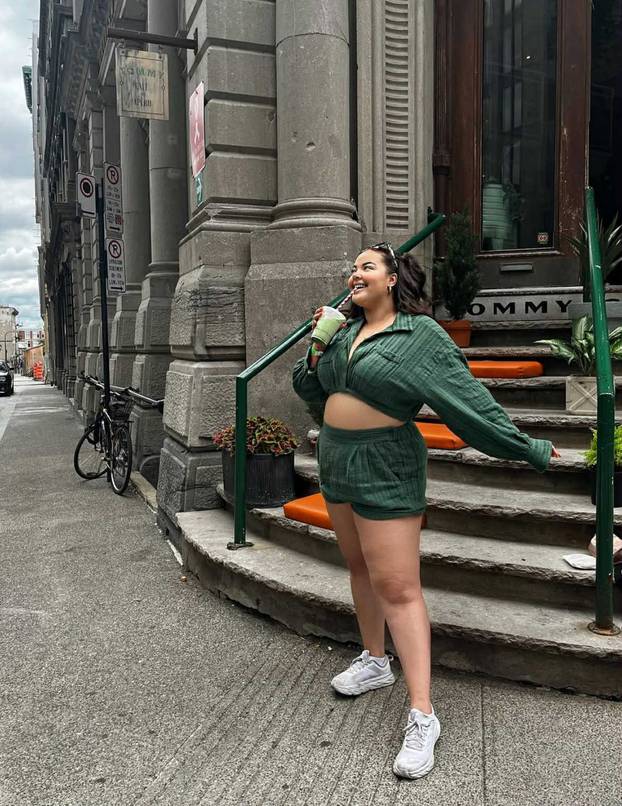 Plus-size influencerica ponosno pokazuje svoje obline: 'Tko se ne bi hvalio ovakvim grudima?'