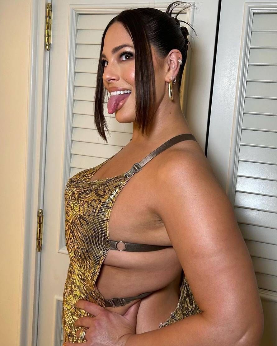 Ashley Graham pokazala obline u zlatnoj haljini, a čizme koje je nosila koštaju oko 42 tisuće kn