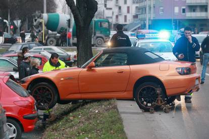 Zaletio se u parkirani auto u Zagrebu, nitko nije ozlijeđen