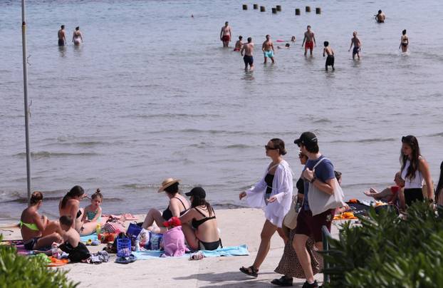 Split: Lijepo vrijeme mnogi koriste na uživanje na plaži