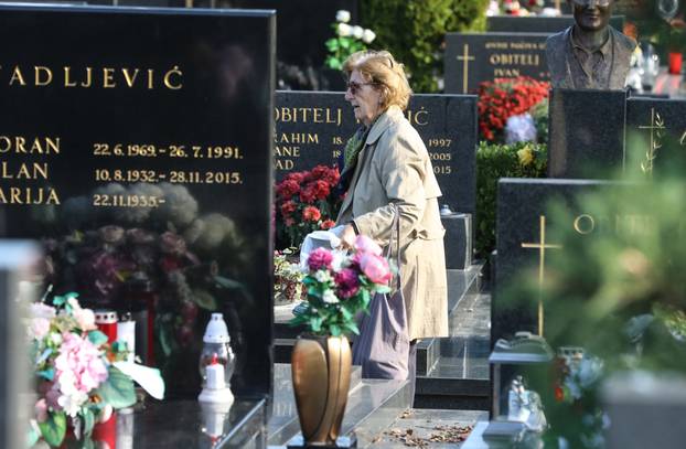 Zagreb: Građani obilaze posljednja počivališta svojih najmilijih uoči Svih svetih