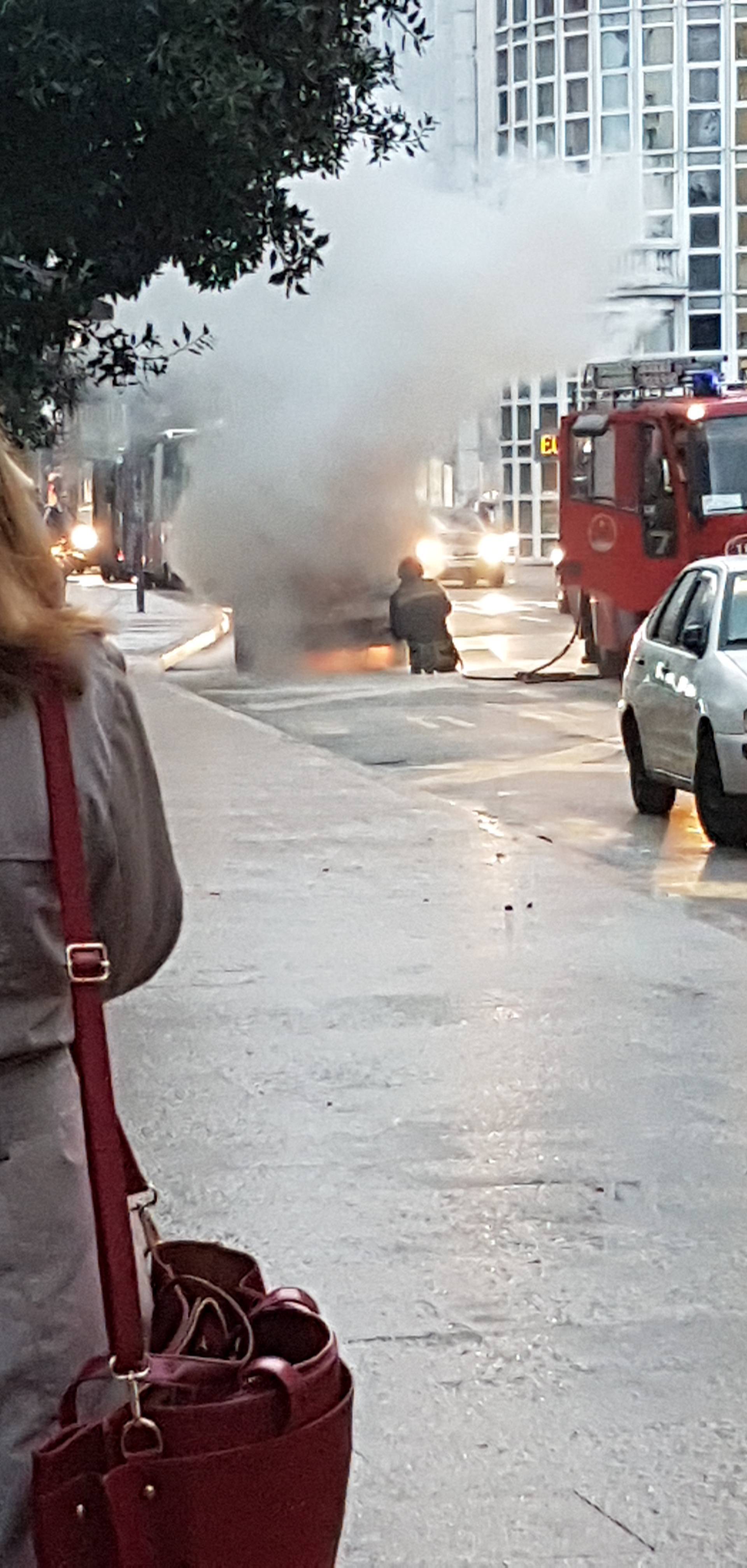 Auto se zapalio u vožnji usred Rijeke, vozač izašao na vrijeme