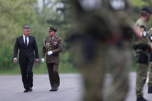 Zagreb: Okupljanje uzvanika na svečanom dočeku prve skupine višenamjenskih borbenih aviona Rafalea u Hrvatsku