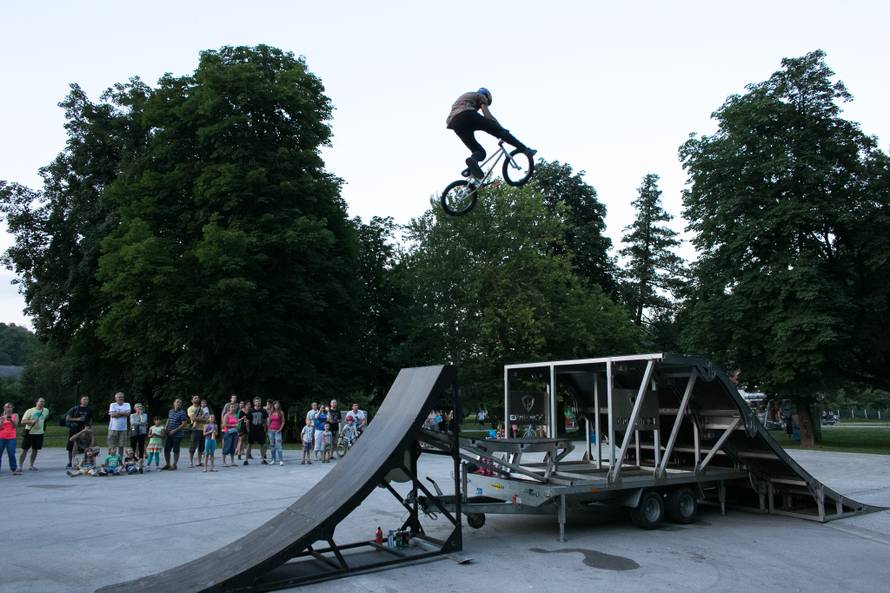 Žestoki pool party u Samoboru uz Mercedes-Benz A-klasu