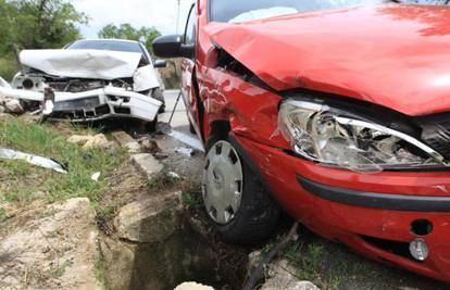 Četvero ljudi ozlijeđeno u prometnoj nesreći kod Drniša
