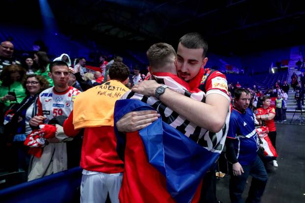 Hrvatski rukometaši slave s obiteljima osvajanje srebra