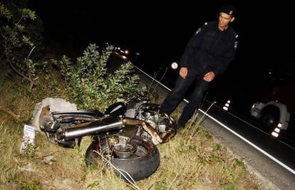 Motorist (23) bez kacige sletio s ceste i poginuo 