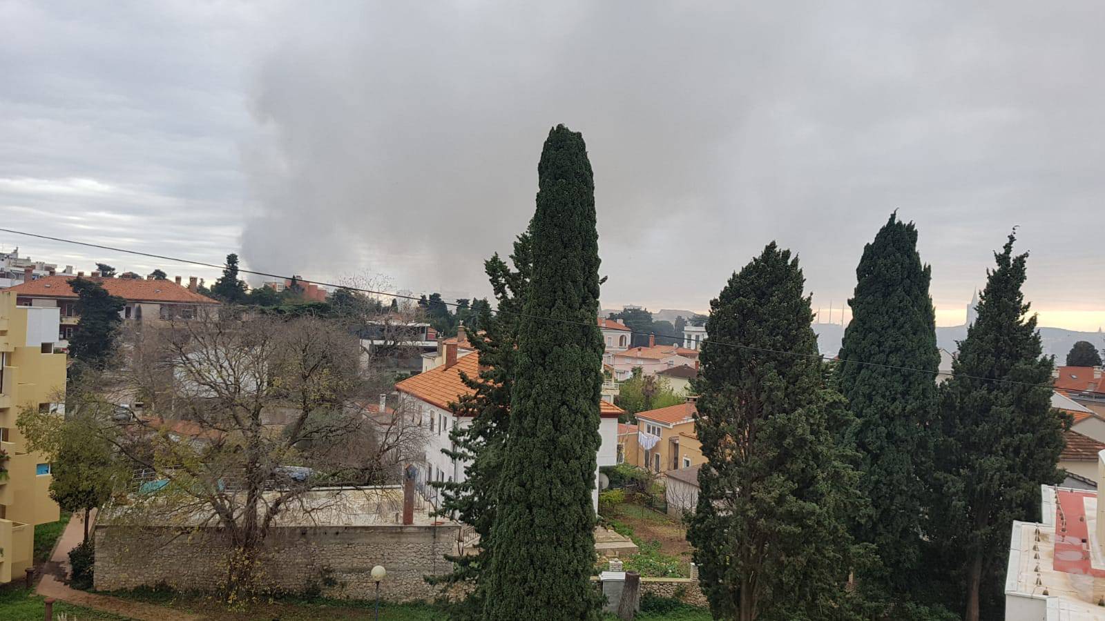 Gusti dim nad Zadrom: Izbio požar u zgradi bivšeg casina
