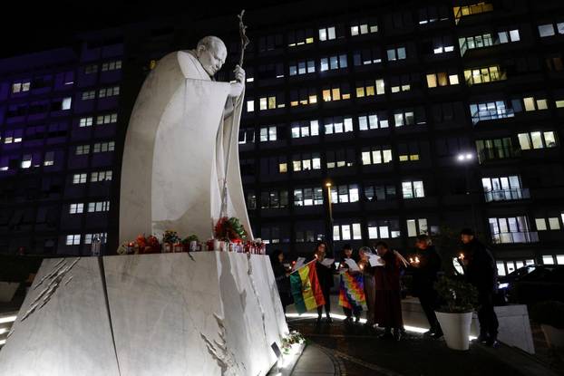 Pope Francis continues treatment for a respiratory tract infection at Gemelli hospital