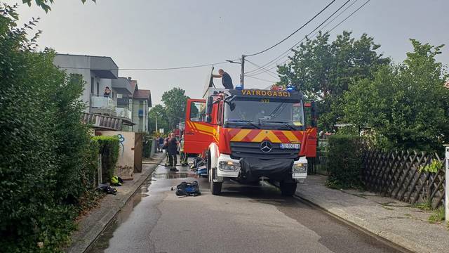 Požar u zagrebačkoj Dubravi: Gori kuća, cijela je u plamenu