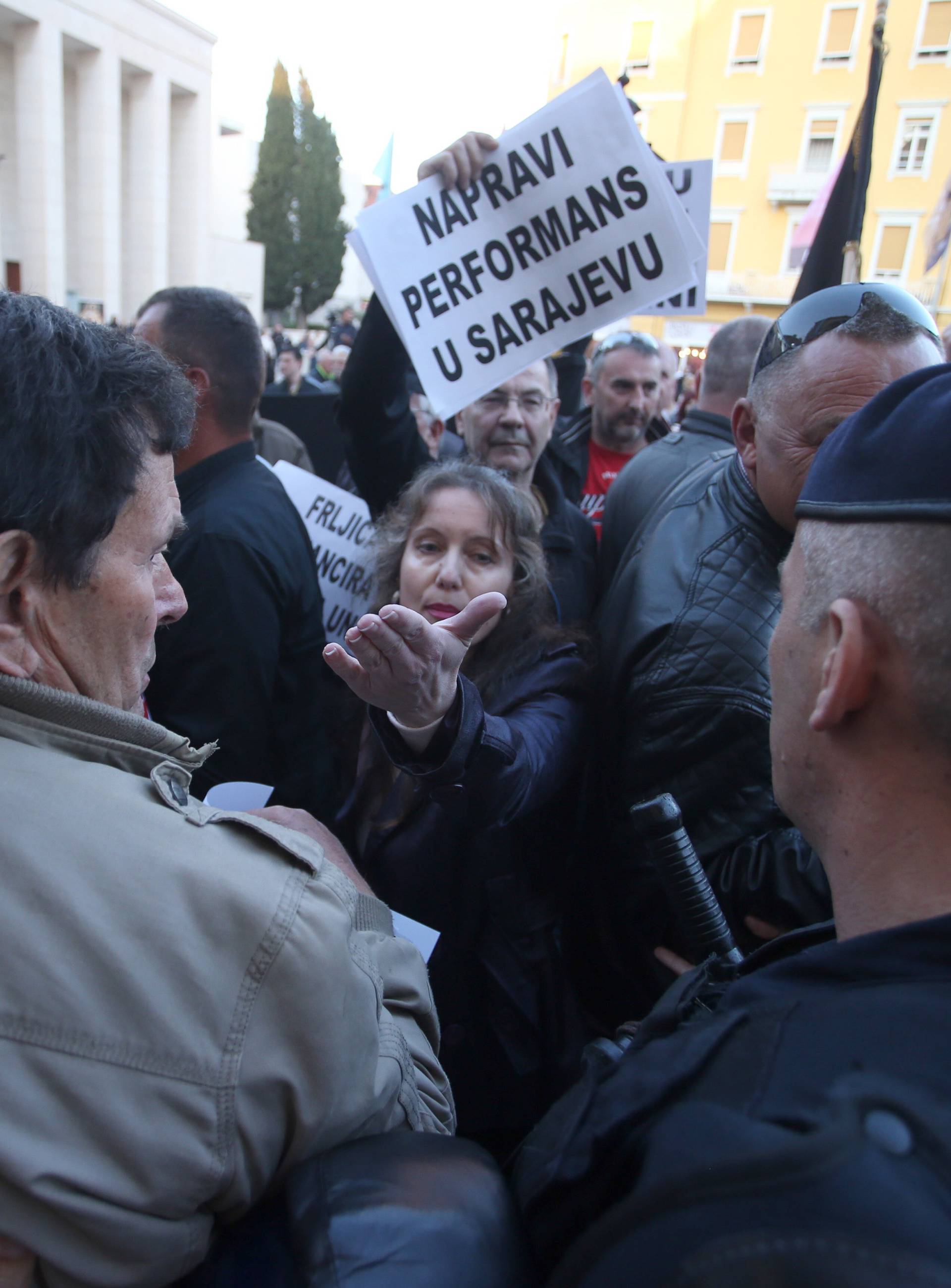 Policija izbacila HSP-ovce koji su ometali Frljićevu predstavu