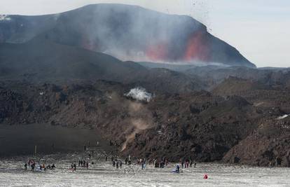 Vulkan opet izbacuje čađu, Irska strahuje zbog letova