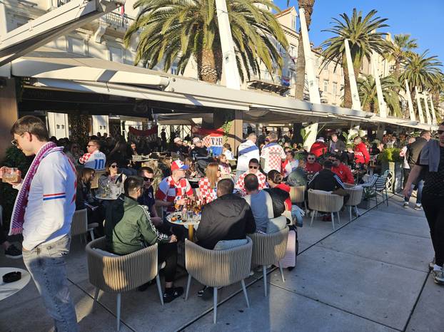 FOTO/VIDEO Navijači gradom prolaze s ogromnom zastavom! U navijačkoj zoni i Iris Livaja...