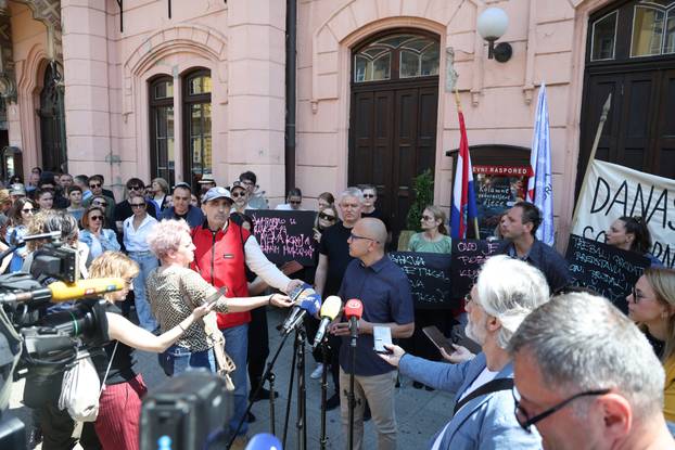 Osijek: Prosvjed djelatnika Hrvatskog Narodnog kazališta zbog ukidanja određenih radnih mjesta