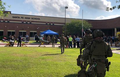 Pucnjava u Teksasu: Ušetao u školu s puškom i počeo pucati