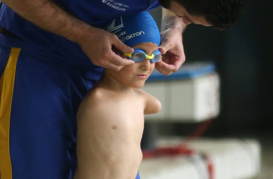 Dječak bez ruku osvojio zlatnu medalju: 'Njemu je bazen sve'