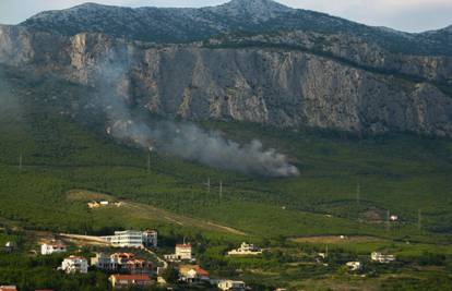 Gori podno Mosora, požar gasi nekoliko vatrogasnih ekipa