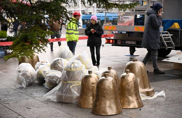 Zagreb: Ukrašavanje glavnog bora u gradu