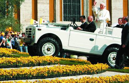 Papamobil pregazio cvijeće na Trgu sv.Petra