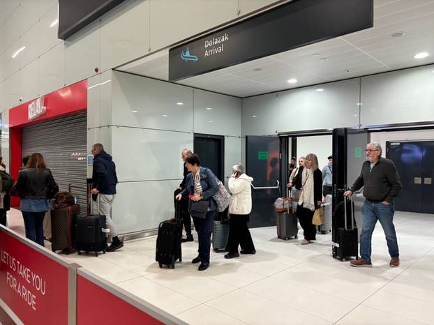 FOTO Suze, osmijeh i ogromno olakšanje: Hrvati se konačno vratili kući s Bliskog istoka