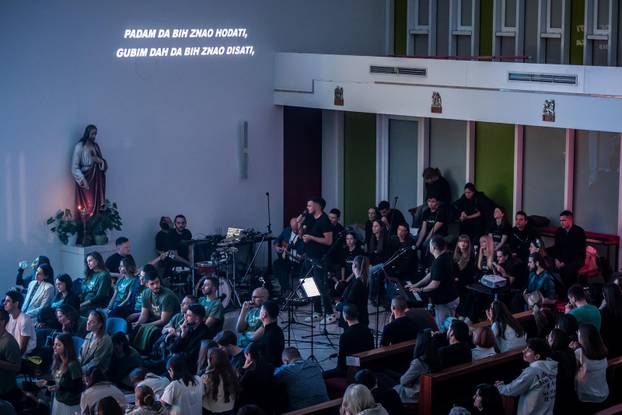 Split: U crkvi Srca Isusova održano je klanjanje za mlade kao odgovor na Noć vještica