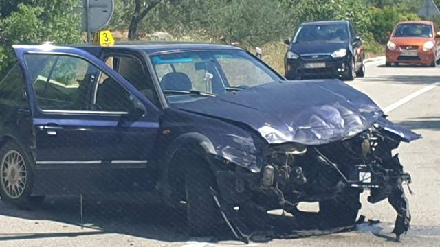 Auto završio na boku, a jednog muškarca su prevezli u bolnicu