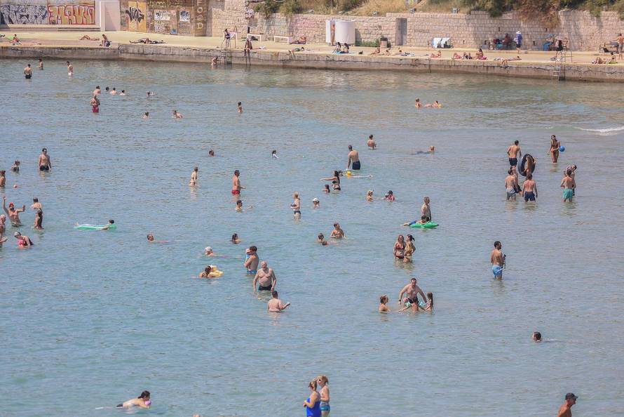Split: 34 stupnja Celzijevih mnoge su Splićane natjerali na plaže