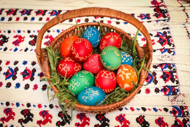 Beli Manastir: Pokazna radionica ukrašavanja pisanica motivima baranjskog šokačkog veza