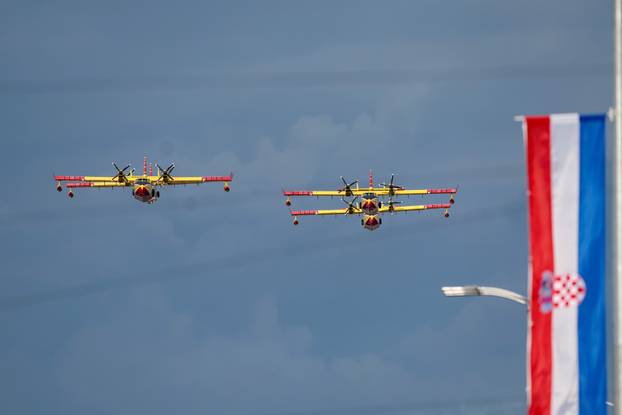 Zagreb: Prelet helikoptera i zrakoplova  tijekom svečanog obilježavanja 30. obljetnice VRO Oluja