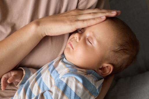 Noćna mora svakog roditelja: Kad beba naglo dobije visoku temperaturu! Kome otići?