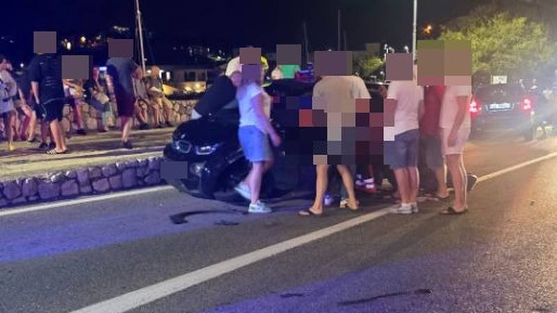 Detalji teške nesreće kod Novog Vinodolskog: Kombi je udario u ogradu, jedan čovjek poginuo