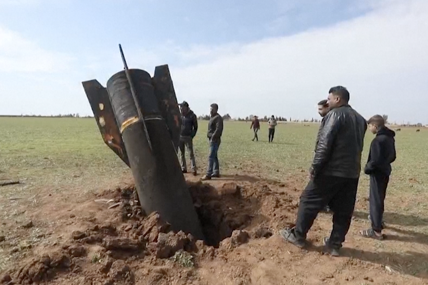 Nevjerojatni prizori iz Sirije: Ovo je iranski projektil koji se srušio. Razgledavaju ga