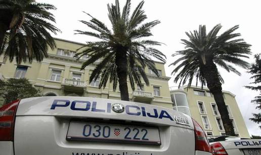 Pokupio policajca autom i 'provozao' ga na haubi