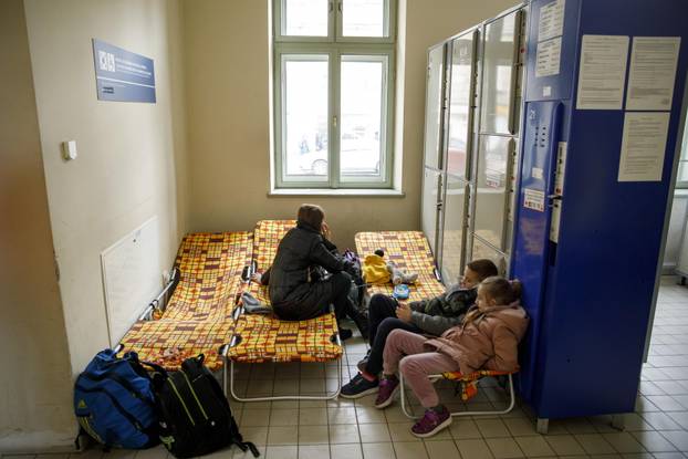 FOTO 24sata na granici Poljske i Ukrajine: Mnogi bježe od pakla rata, spavaju na kolodvoru