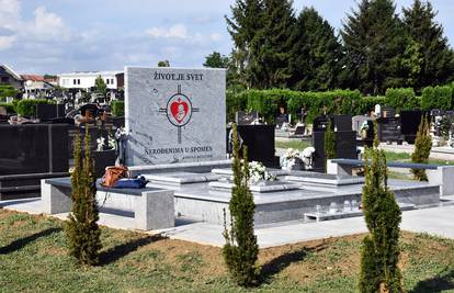 U Slavonskom Brodu sagradili i posvetili grobnicu za nerođene: 'Tu neće nikome pisati imena'