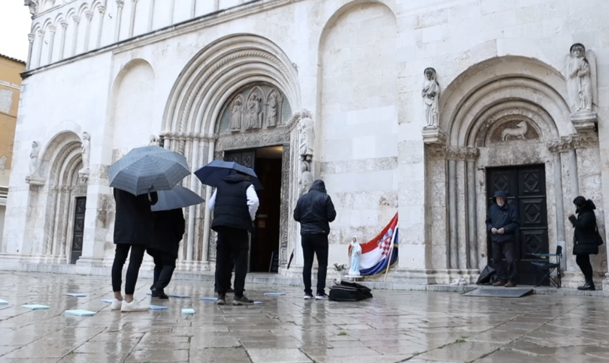 Opet molili i klečali na ulicama: U Zagrebu stigli i prosvjednici, razvili plakate i legli na njih