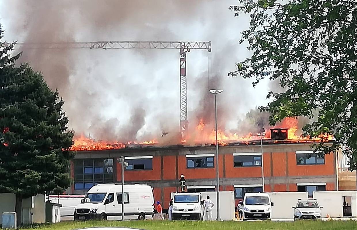 Vatrogasci ugasili požar: Gorio je krov nove zgrade u vojarni