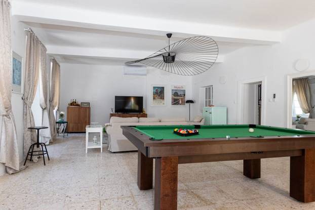 FOTO Ovaj predivan kameni dvorac s bazenom se prodaje za manje od 2 milijuna eura!