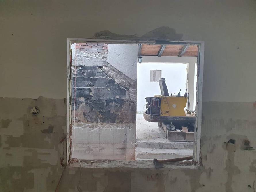 Mađari 'izorali'  Todorićev otok i sagradili 9 bungalova. I ne staju