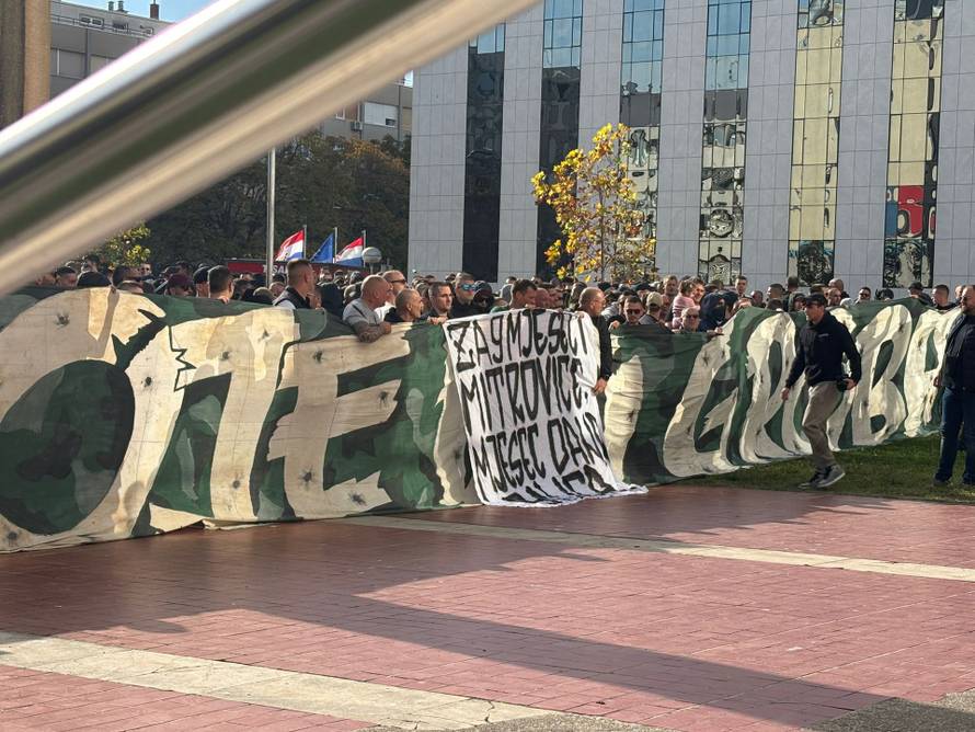 FOTO Gotov prosvjed na Rivi: Torcidaši su došli pred zgradu suda i urlali 'Za dom spremni'