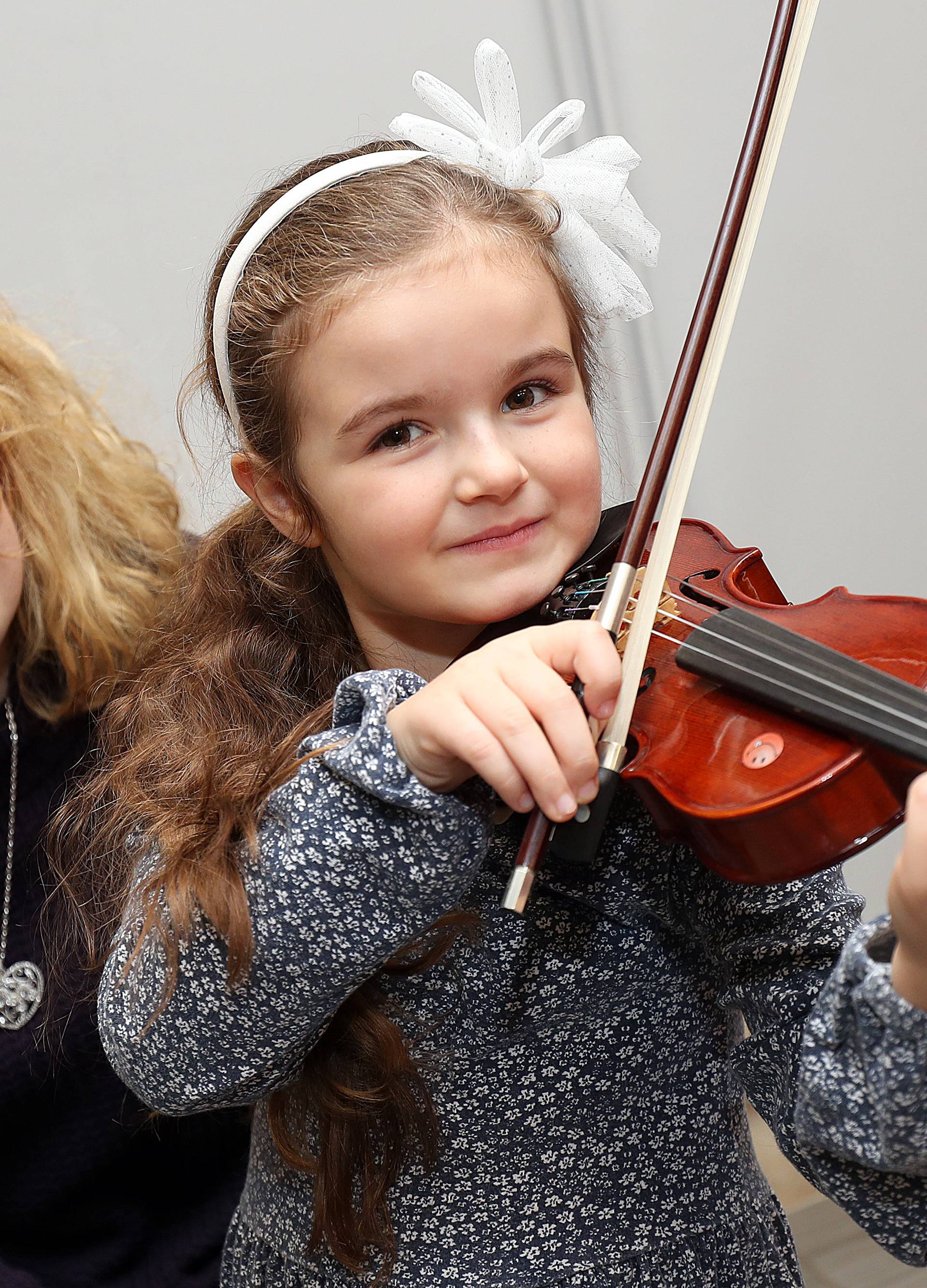 Gluhe uči svirati violinu: Njima je promijenila život zauvijek...