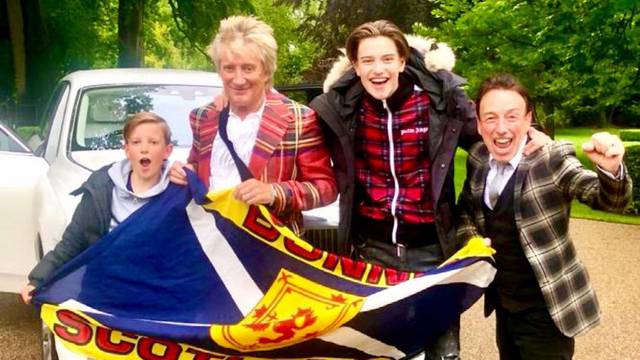 Legendarni glazbenik stiže sa sinovima na utakmicu Hrvatske i Škotske: 'Idemo po pobjedu!'