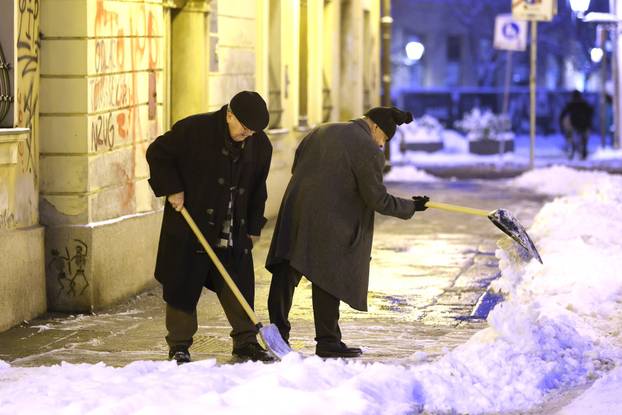 Zagreb: Građani čiste snijeg sa pločnika i ispred zgrada