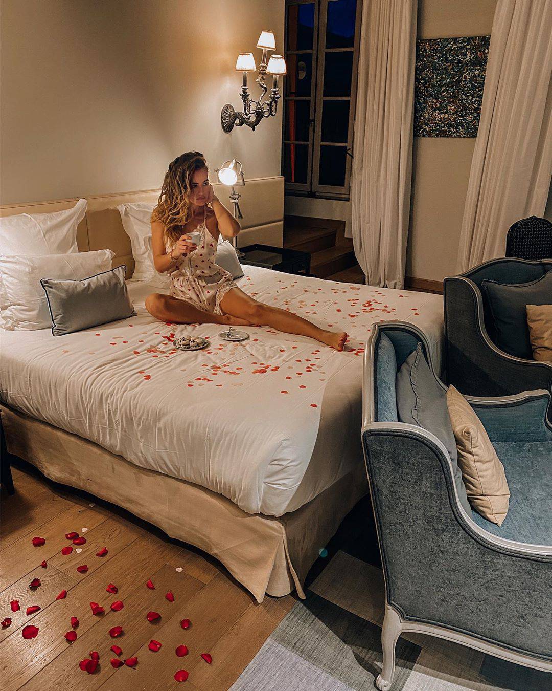 Krevet pun ružinih latica: Cura Ćalete-Cara uživa u romantici