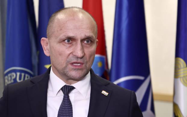 Zagreb: Ministar Anušić uručio ugovore vrhunskim sportašima i pričuvnicima Hrvatske vojske