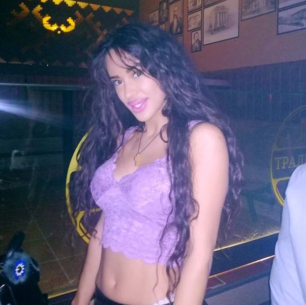 FOTO Djevojka iz Srbije i dalje je hit! Podržava Vučića i 'bježi' od škole. Ovako je izgledala prije