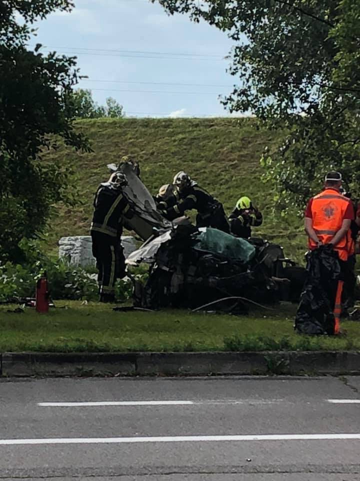 Stravična nesreća na Jarunu: Jedan mrtav u smrskanom autu